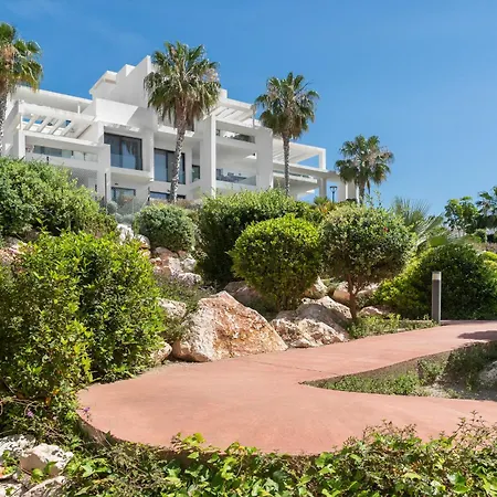 Panoramic Views And Large Garden In Atalaya Hills Apartment Estepona